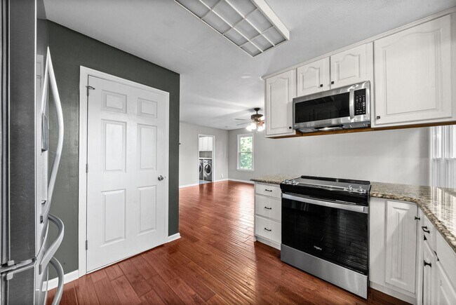 Building Photo - Pet Friendly Three Bedroom!