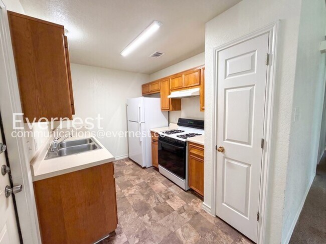 Building Photo - 3 Bed, 2 Bath Home with Garage / Pet-Friendly / Available Now!