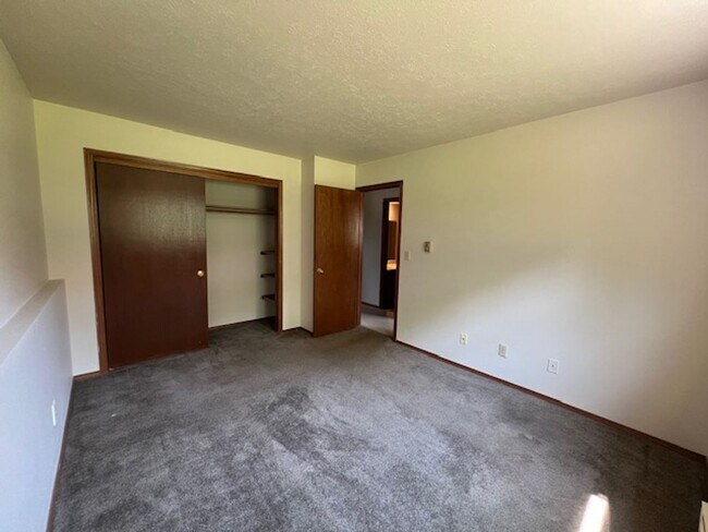 Building Photo - 6006 Boxwood Dr