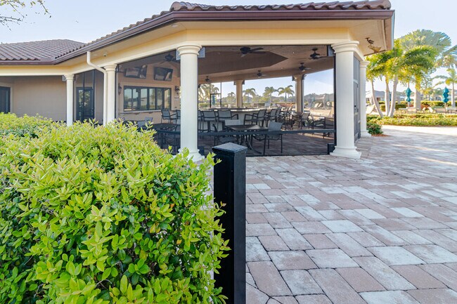 Building Photo - 740 S E Boboli Way