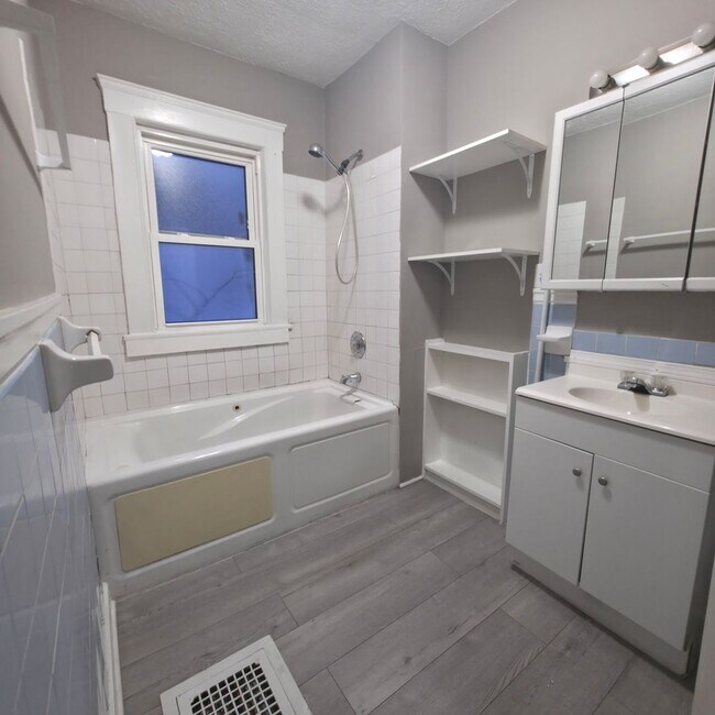 Building Photo - 2064 Halstead Ave