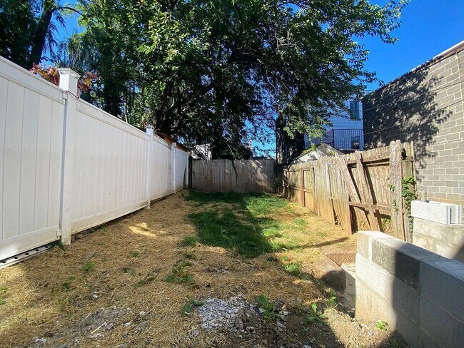 Building Photo - 445 Manor St
