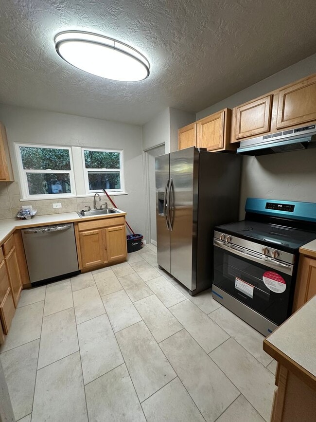 Building Photo - Renovated 3 bedroom with 2 large bonus rooms