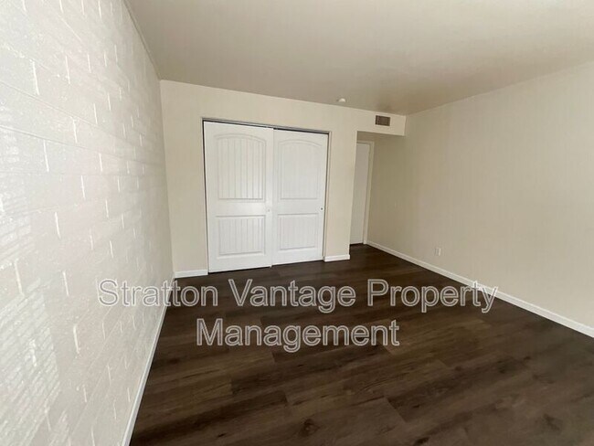 Building Photo - 6936 E 4th St