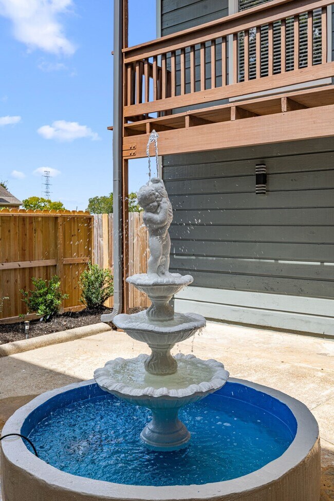 Building Photo - 2926 Meadowcreek Dr