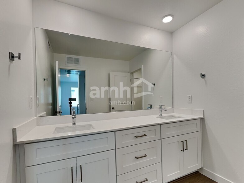 Building Photo - 9747 W Parkway Dr