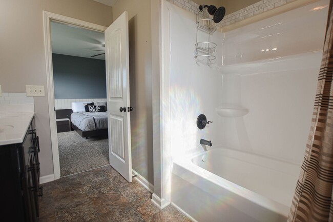 Building Photo - Pet Friendly Three Bedroom!