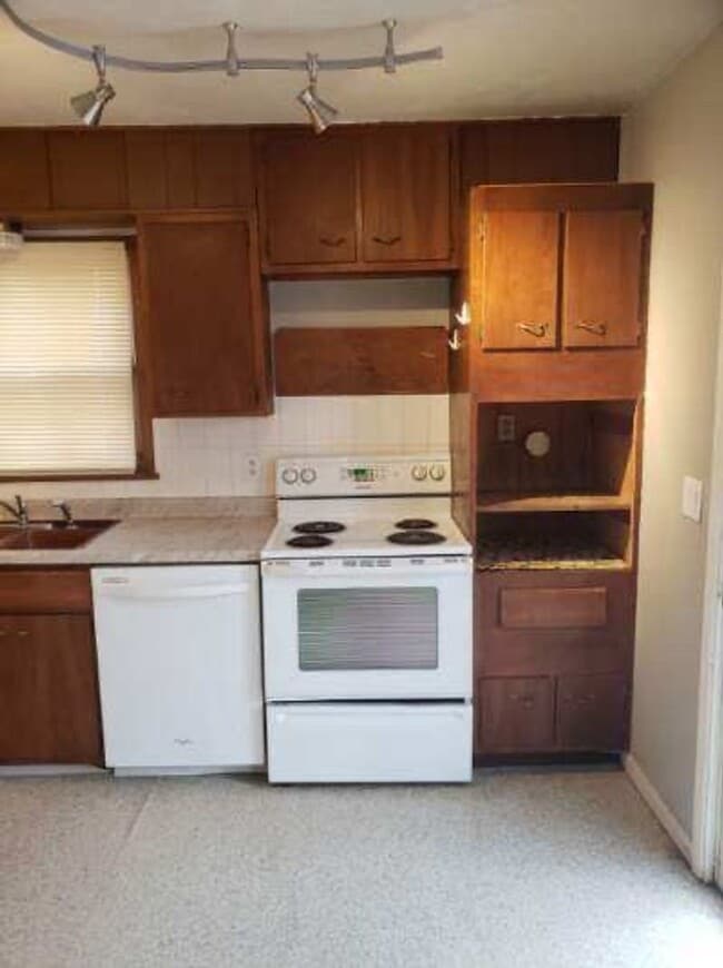 Building Photo - COMING SOON- Great location and layout for families or roomates, 3 bed 1.5 bath $1,825