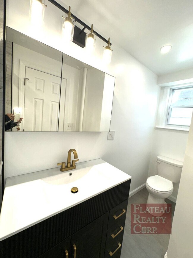 Building Photo - 364 Marion St