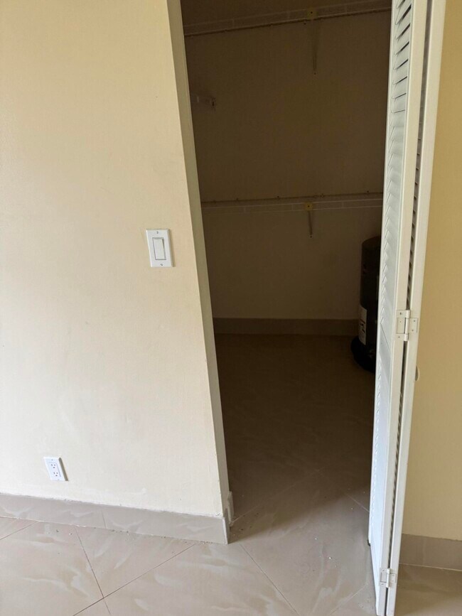 Building Photo - 9921 Three Lakes Cir