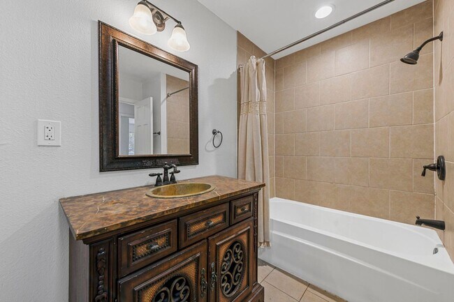 Building Photo - Single Family Home in 76109