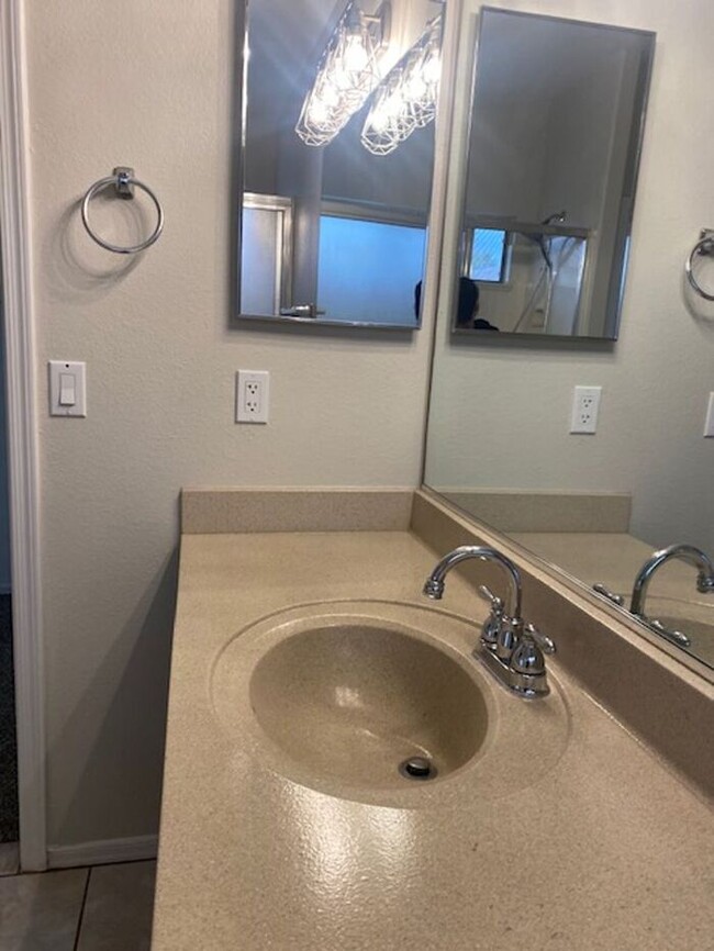 Building Photo - $2,350 3 Bedroom Gilbert 85296 Home For Le...