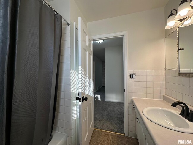 Building Photo - 2403 Lynnhaven Dr