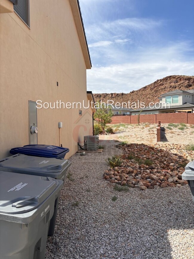 Building Photo - Wonderful 4 bed / 2.5 bath in Desert Canyo...