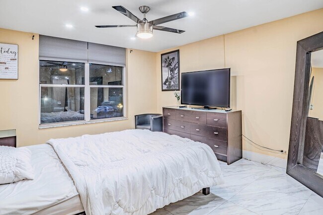 Building Photo - 3710 Inverrary Dr