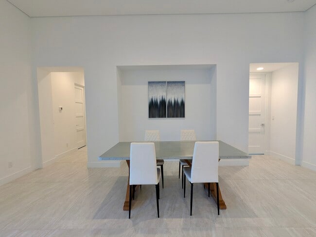 Building Photo - 3402 Ambassador Dr