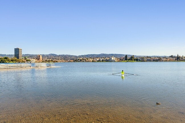 Building Photo - 1425 Lakeside Dr