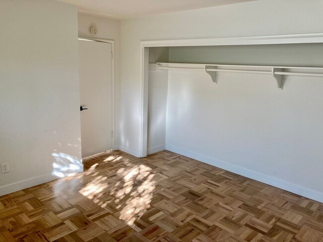 Building Photo - Mid-Century Modern Bay Park Home