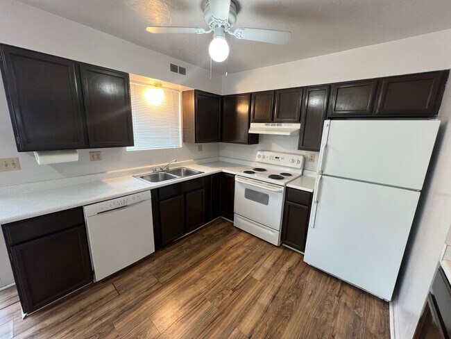 Building Photo - Union Park Apartment- Pics Coming Soon!