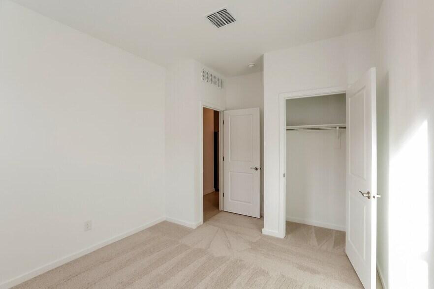 Building Photo - 10746 W Bloch Rd