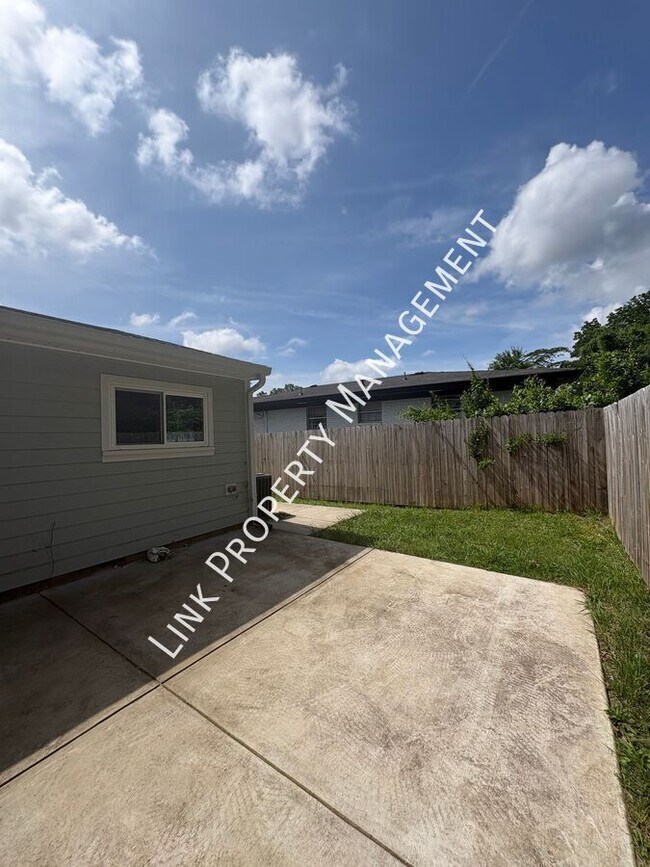Building Photo - 123 Sequoia Dr