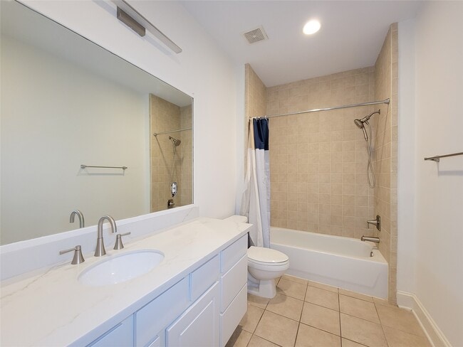 Building Photo - 704 E 9th St