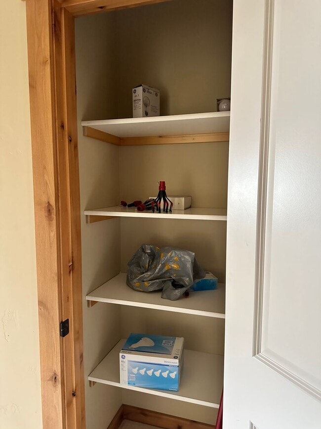Building Photo - Large Beautiful Condo with Many Upgrades!!