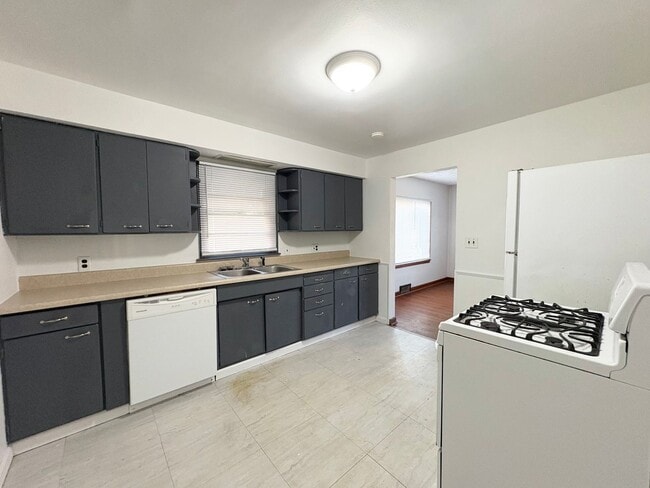 Building Photo - Attached Garage 3 Bed 2 Bath