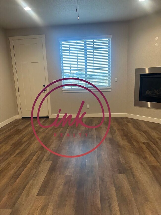 Building Photo - Beautiful Minden Townhouse
