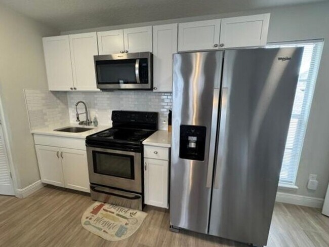 Building Photo - 1 Bedroom 1 Bath Renovated Garage Apartment in the Main Village of Celebration