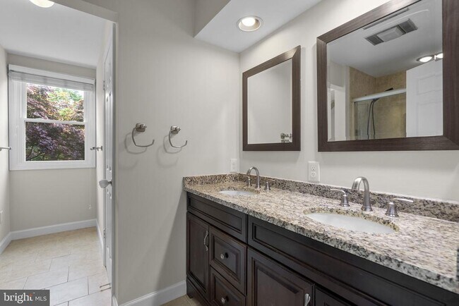 Building Photo - 1119 Halesworth Dr