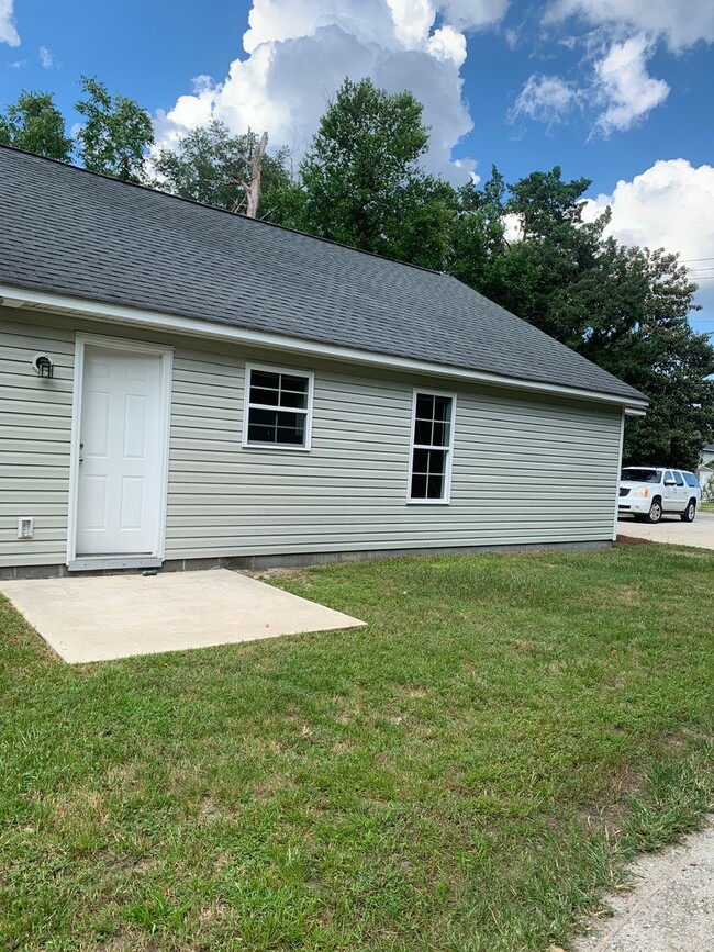 Building Photo - 1/2 OFF FIRST MONTHS RENT! Lawncare includ...