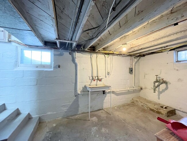 Building Photo - Updated 2 bedroom home