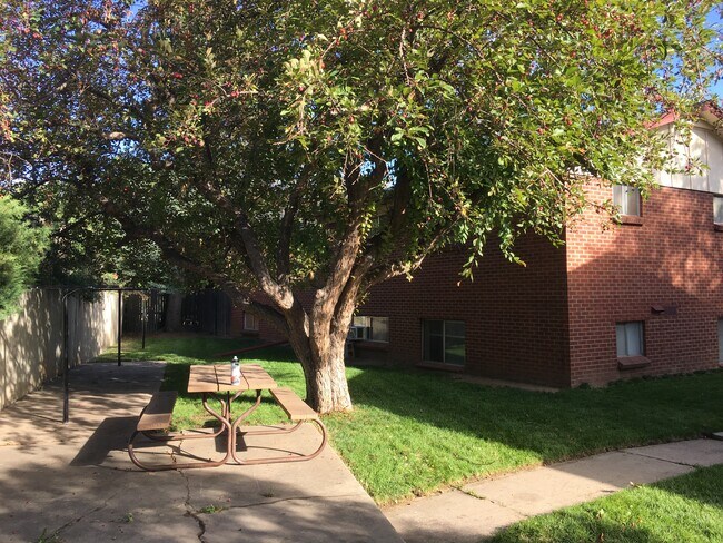 Primary Photo - 5535 E Yale Ave