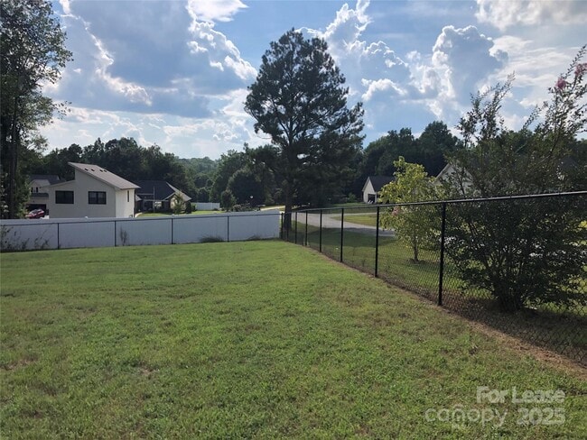 Building Photo - 5316 Oaktree Dr