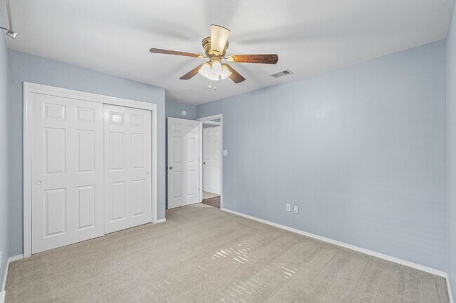 Building Photo - 989 Claeven Cir