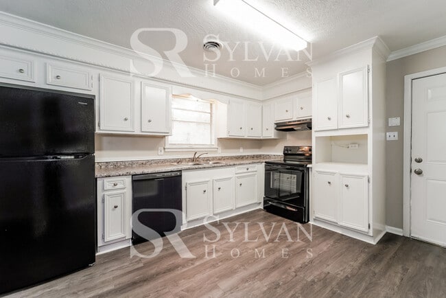 Building Photo - Fall in love with this beautiful 3BR 1BA home