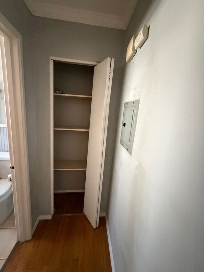 Building Photo - 1 BEDROOM 1 BATHROOM UNIT IN VIRGINIA HIGHLANDS!!!
