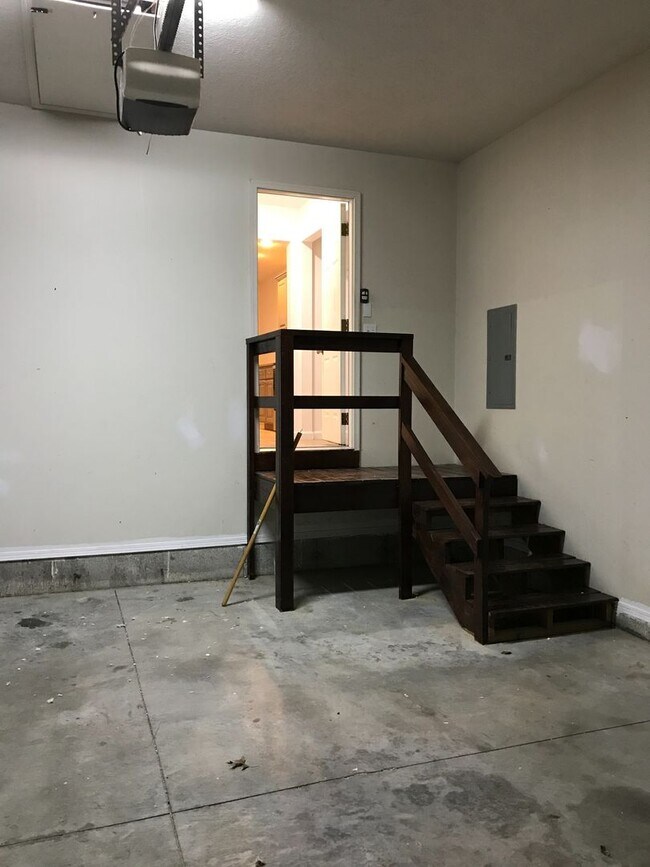 Building Photo - Wonderful 3 Bedroom 2 Bath Ranch