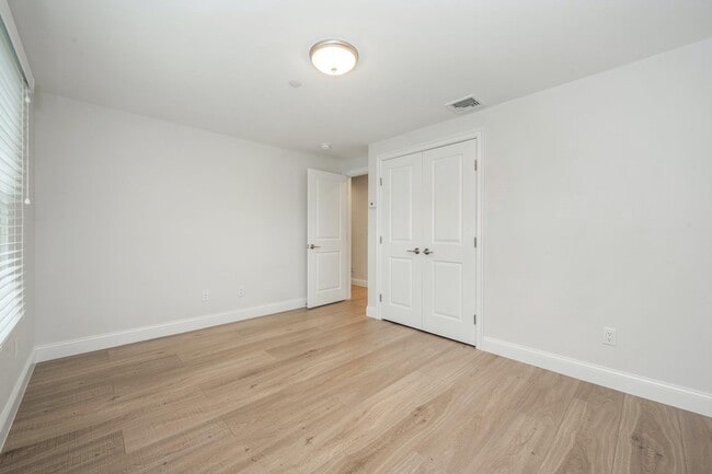 Building Photo - 241 Gainsborg Ave E