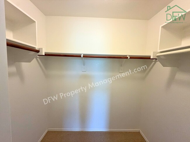 Building Photo - Elegant and Spacious 5-Bedroom Home for Lease in Fort Worth