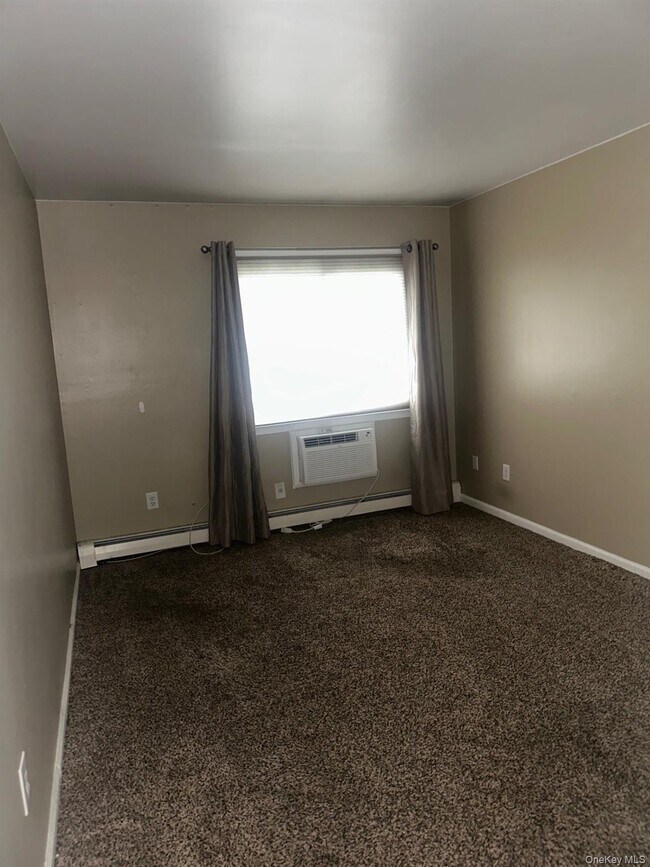 Building Photo - 10 Skyline Dr