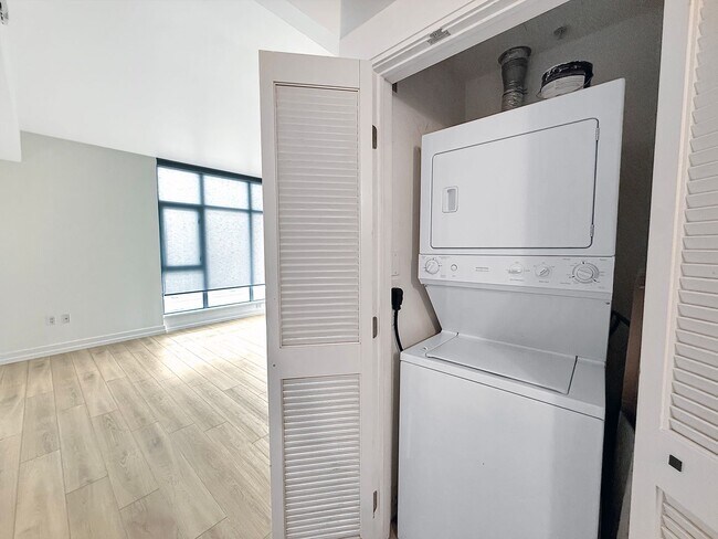 Building Photo - Beautiful upgraded condo Downtown w/ Washe...
