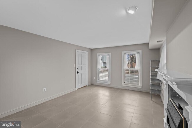 Building Photo - 810 Queen St