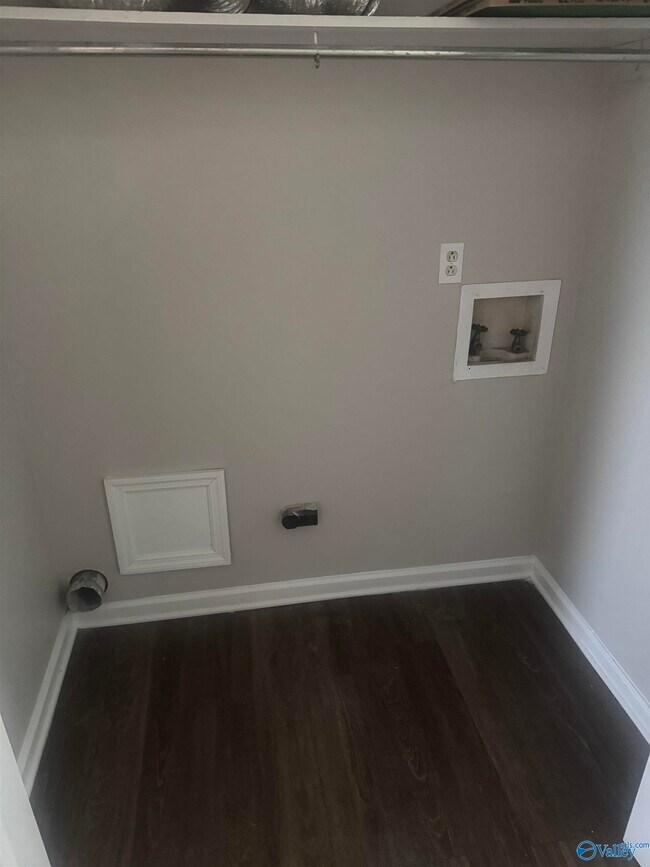 Building Photo - 4500 Bonnell Dr NW