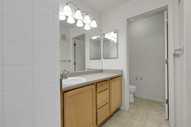 Building Photo - $2,250.00- 2 bed, 2 bath Condo with detach...