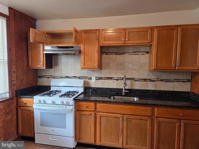 Building Photo - 4013 Creston St