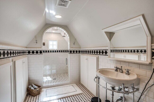 Building Photo - A Stunning, Updated Home in the heart of Dallas