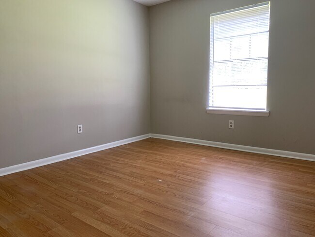 Building Photo - 812 Robin Hood Trail