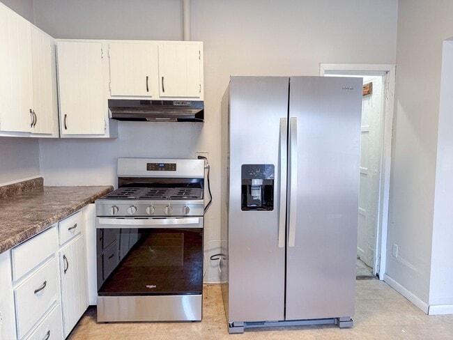 Building Photo - Short